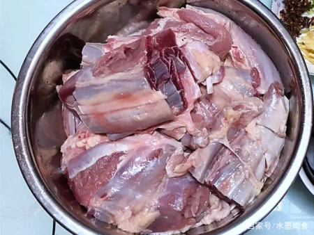 炖牛肉时，记住“2放3窍门”，牛肉软嫩鲜香不塞牙，熟烂又入味(炖牛肉怎样做不腥而且好吃)